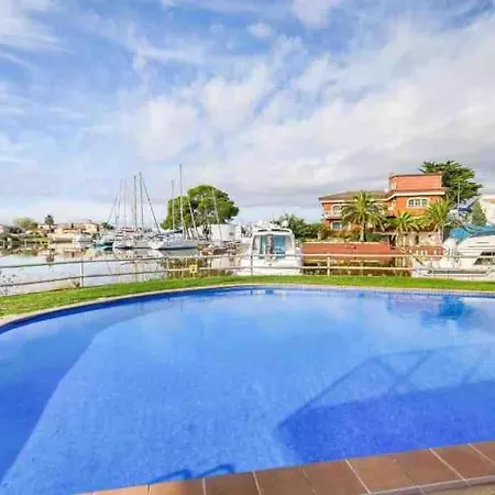 2 Avec 3 Piscines Et Parking Gratuit Roses